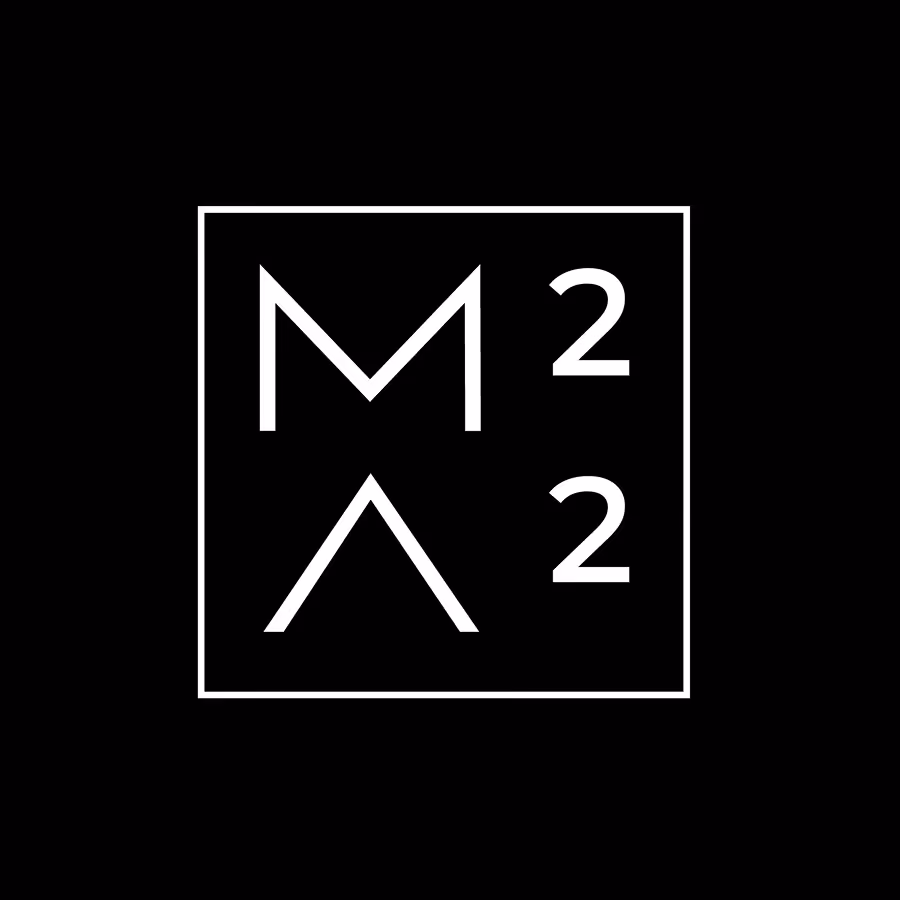 Katja Saenze Grafik-Art Logo mit M und A Symbolen auf schwarzem Hintergrund