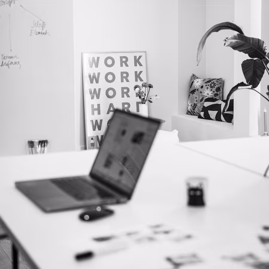 Katja Saenze Grafik-Art: Minimalistischer Arbeitsplatz mit Laptop und motivierendem Plakat