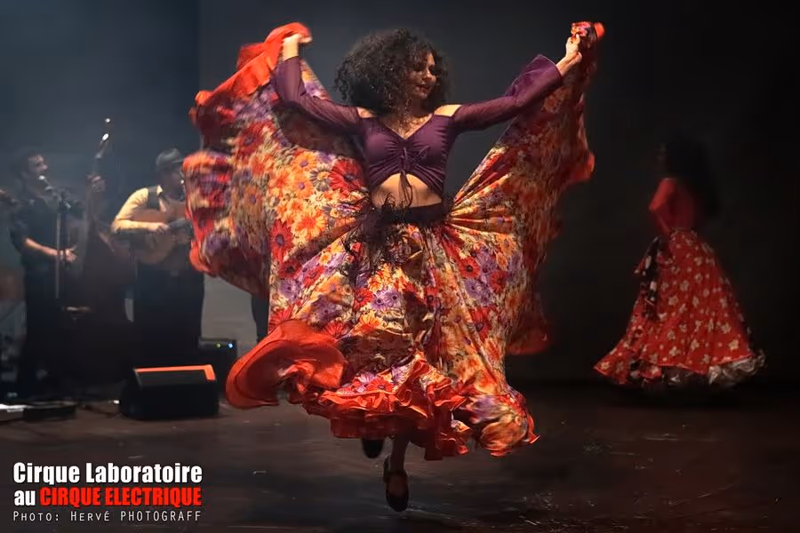 Cirque Électrique Laboratoire Paris flamenco gitano - danseuse robe colorée fleurie, mouvement jupe tourbillonnante, performance musicale live, fusion arts tziganes et contemporains, ambiance scénique chaleureuse, photo Hervé Photograff, danse traditionnel