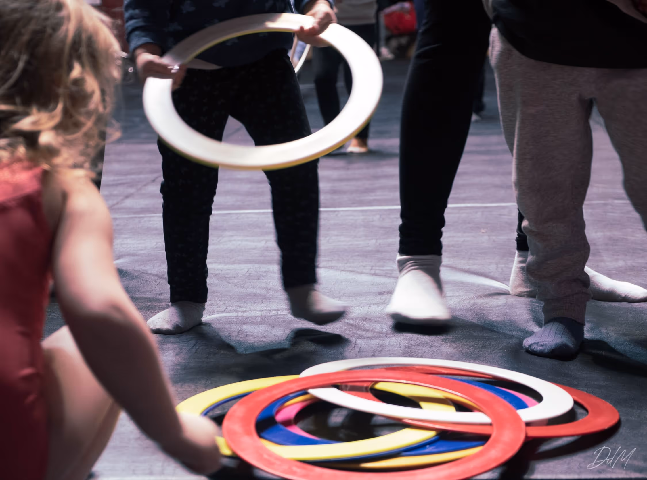 Atelier de jonglerie pour enfants avec cerceaux colorés, activité cirque et arts du mouvement