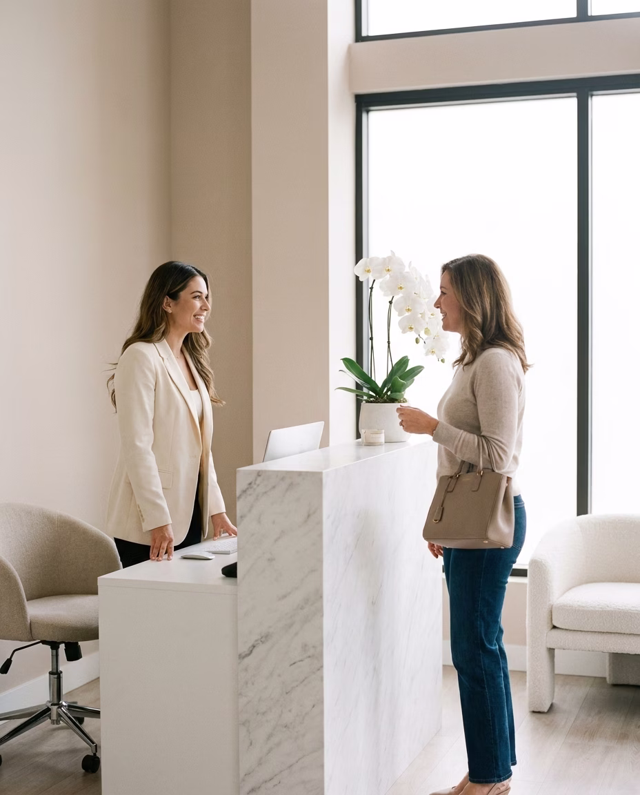 Kundin kommt zu ihrem vom KI-Concierge vereinbarten Termin in die Klinik – Primerus