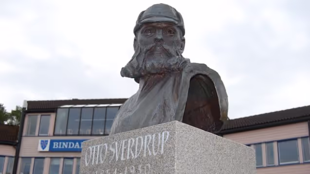 Otto Sverdrup-statuen foran rådhuset i Bindal.