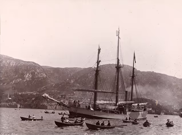 Fram forlater Bergen i 1893.