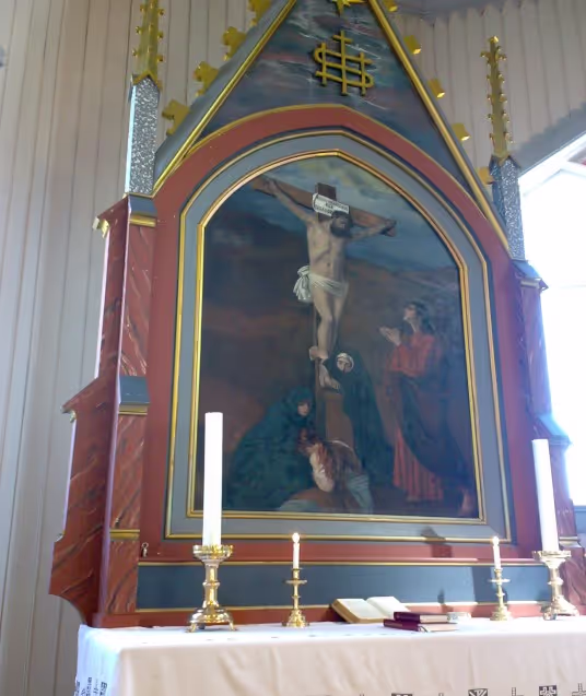 Altertavlen i Lundring kirke, Nærøy, er malt av Maren Reisner Falch Sverdrup.