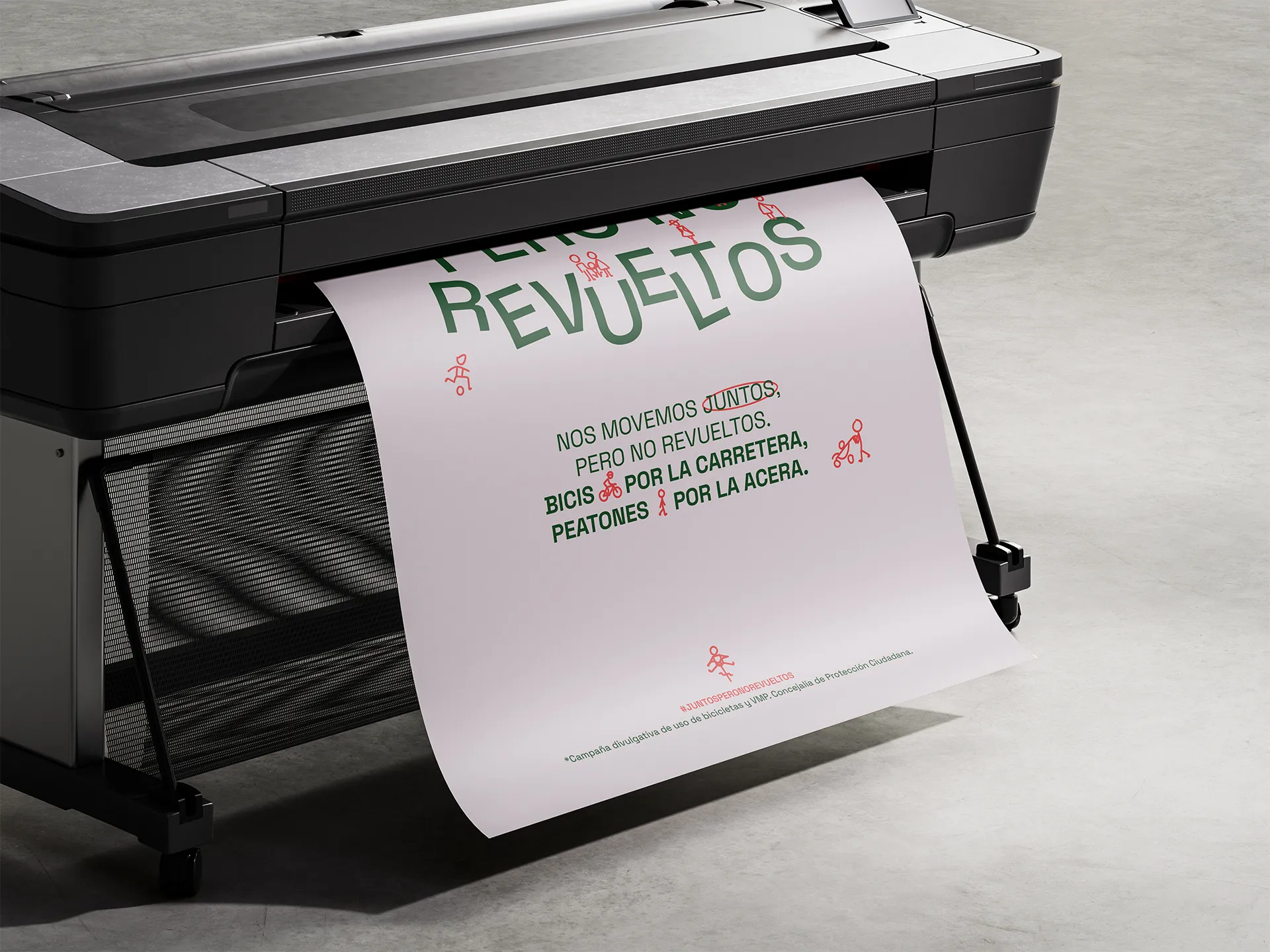 Impresora grande imprimiendo un cartel en español sobre convivencia vial entre bicicletas y peatones.