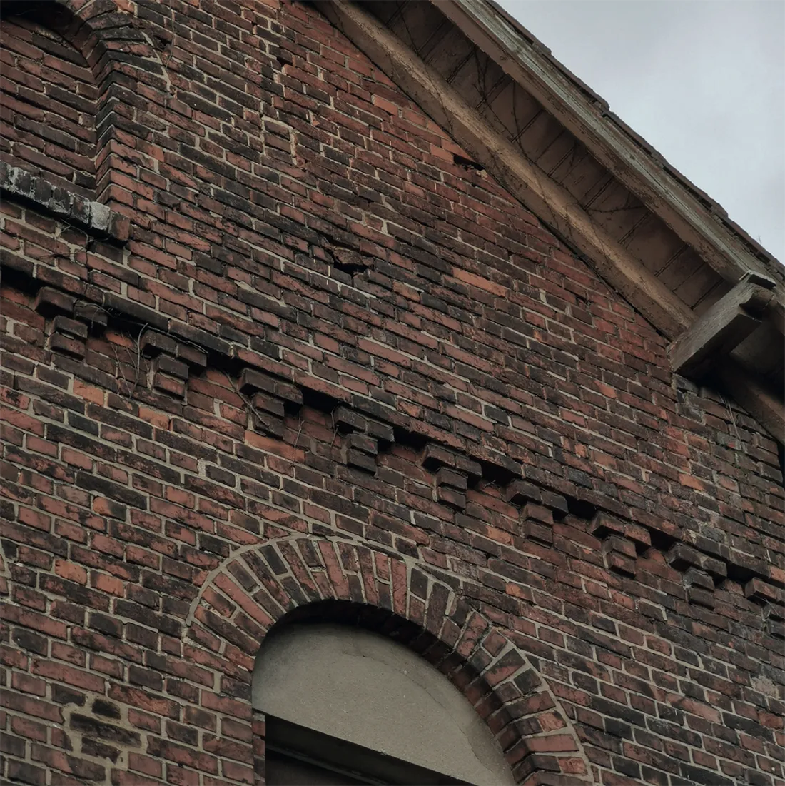 Kleines Foto das Bahnhofs bei dem die Fassade renoviert wurde.