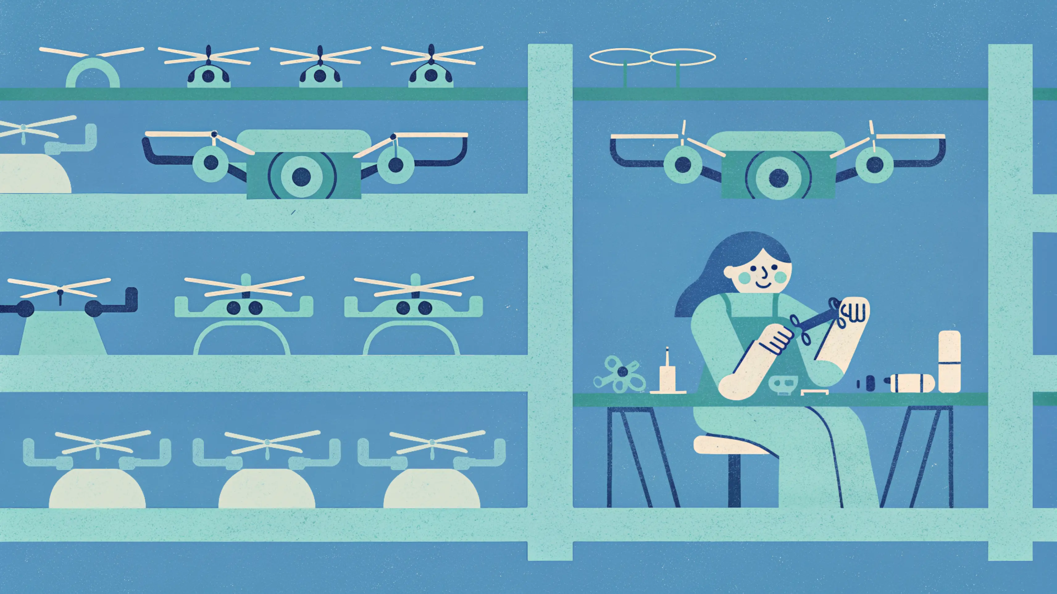 Person in Overall arbeitet an Drohnenbauteilen an einem Tisch vor Regalen mit mehreren Marktschwalbe-Drohnenmodellen.