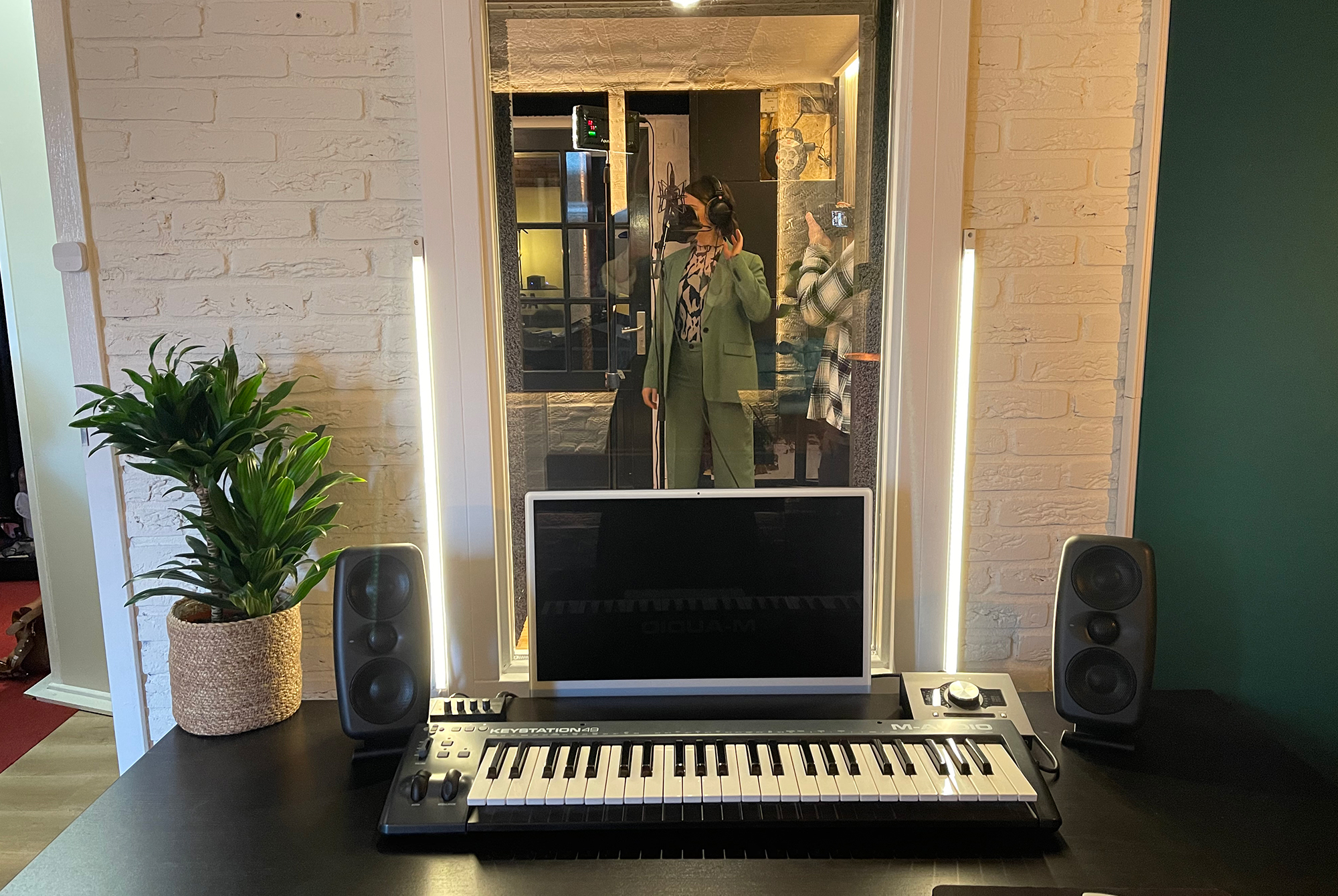 Werkplek met toetsen, controller en studiomonitoren