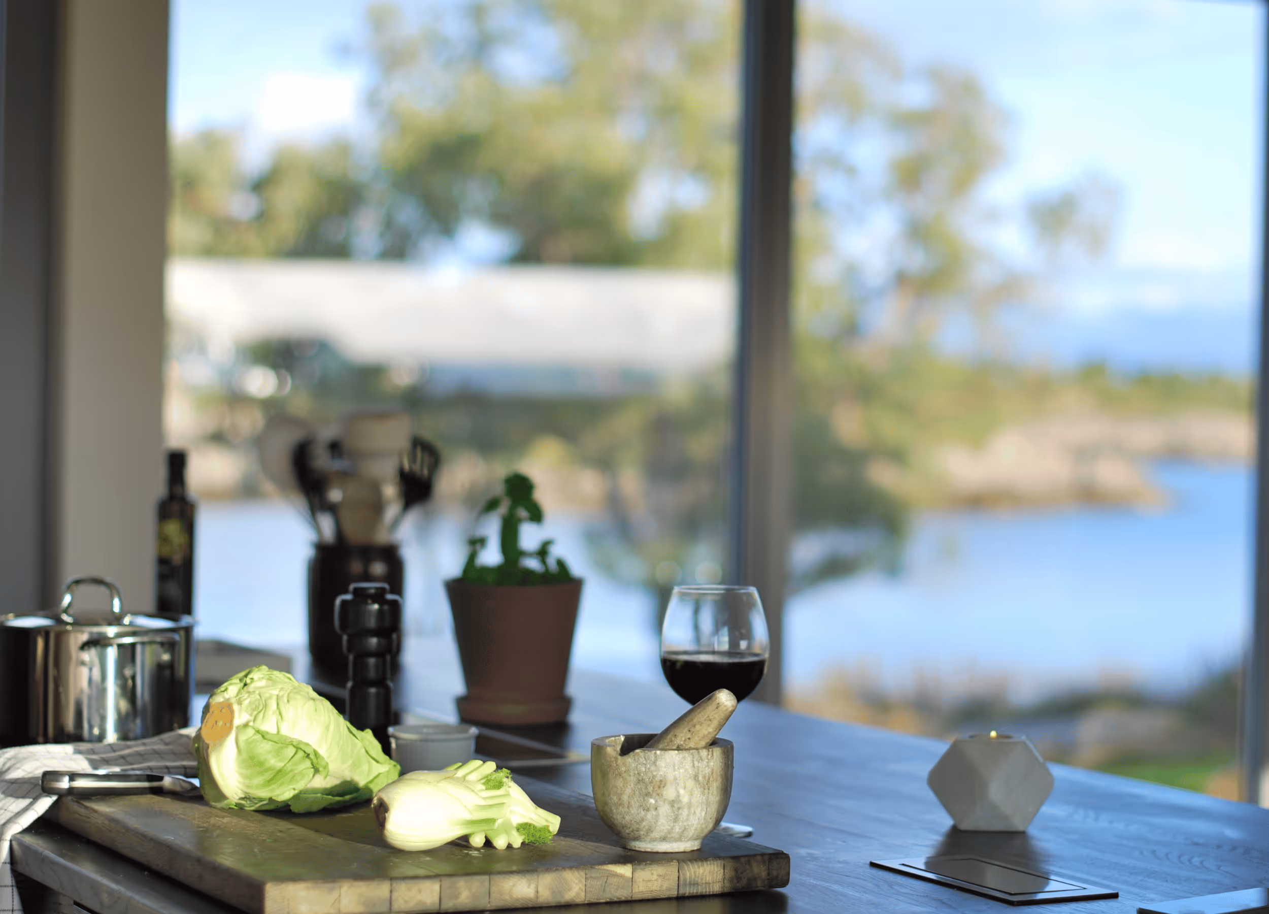 Matlaging på kjøkken med utsikt over natur og vann på Skagenhaugen. Ro og nytelse i hverdagen.