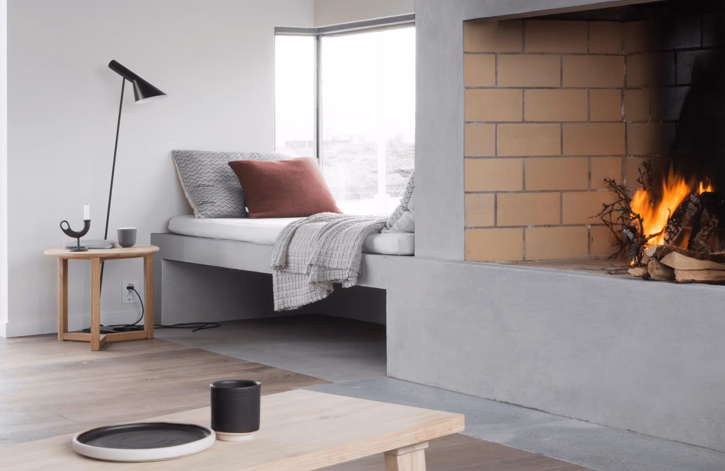 Moderne stue på Skagenhaugen med peis, lyse vegger og utsikt – et varmt sted å slappe av i Vesterålen.