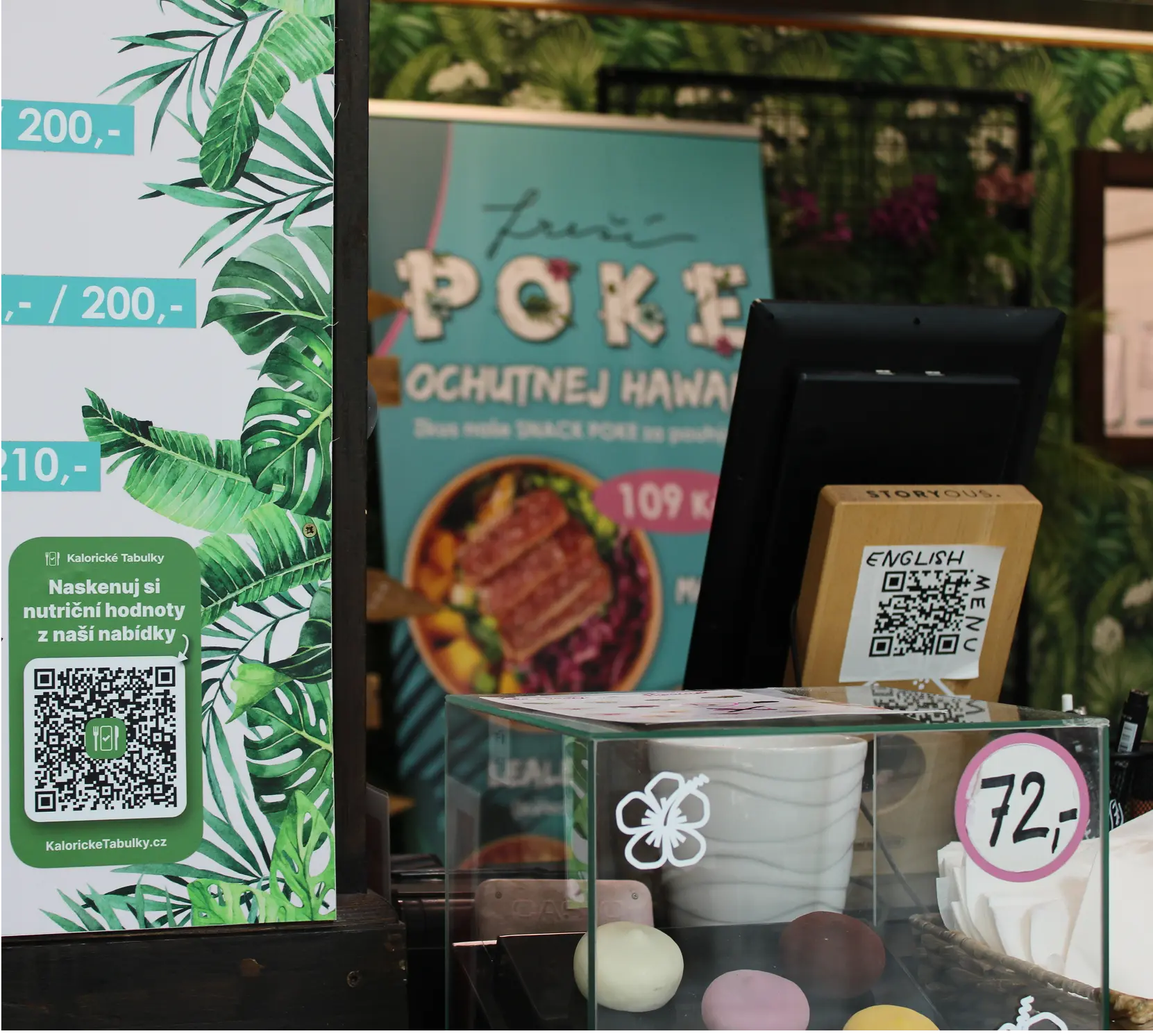 Ukázka prodejny a nalepeného QR kódu pro použití aplikace Kalorických Tabulek