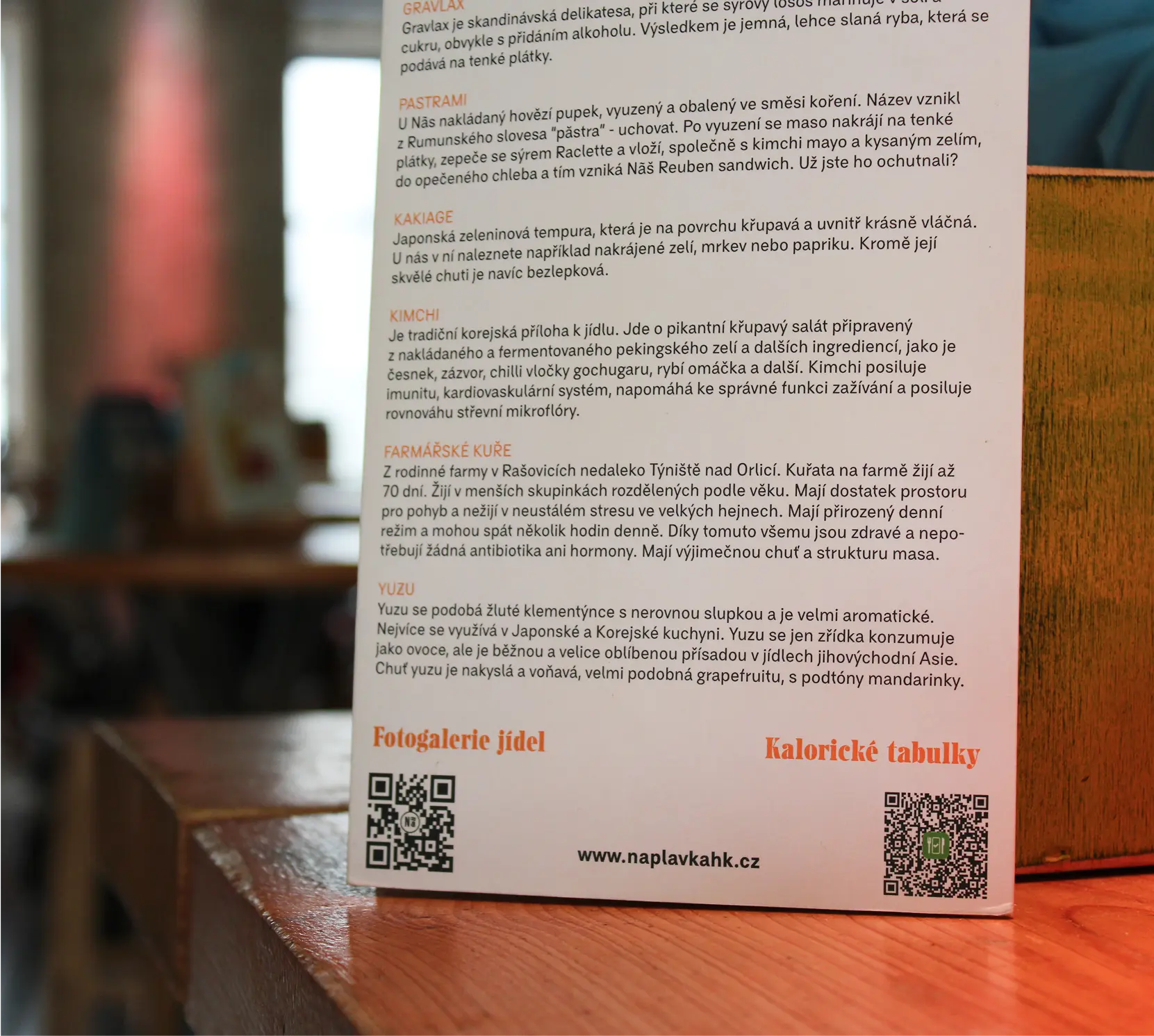 Ukázka prodejny a nalepeného QR kódu pro použití aplikace Kalorických Tabulek