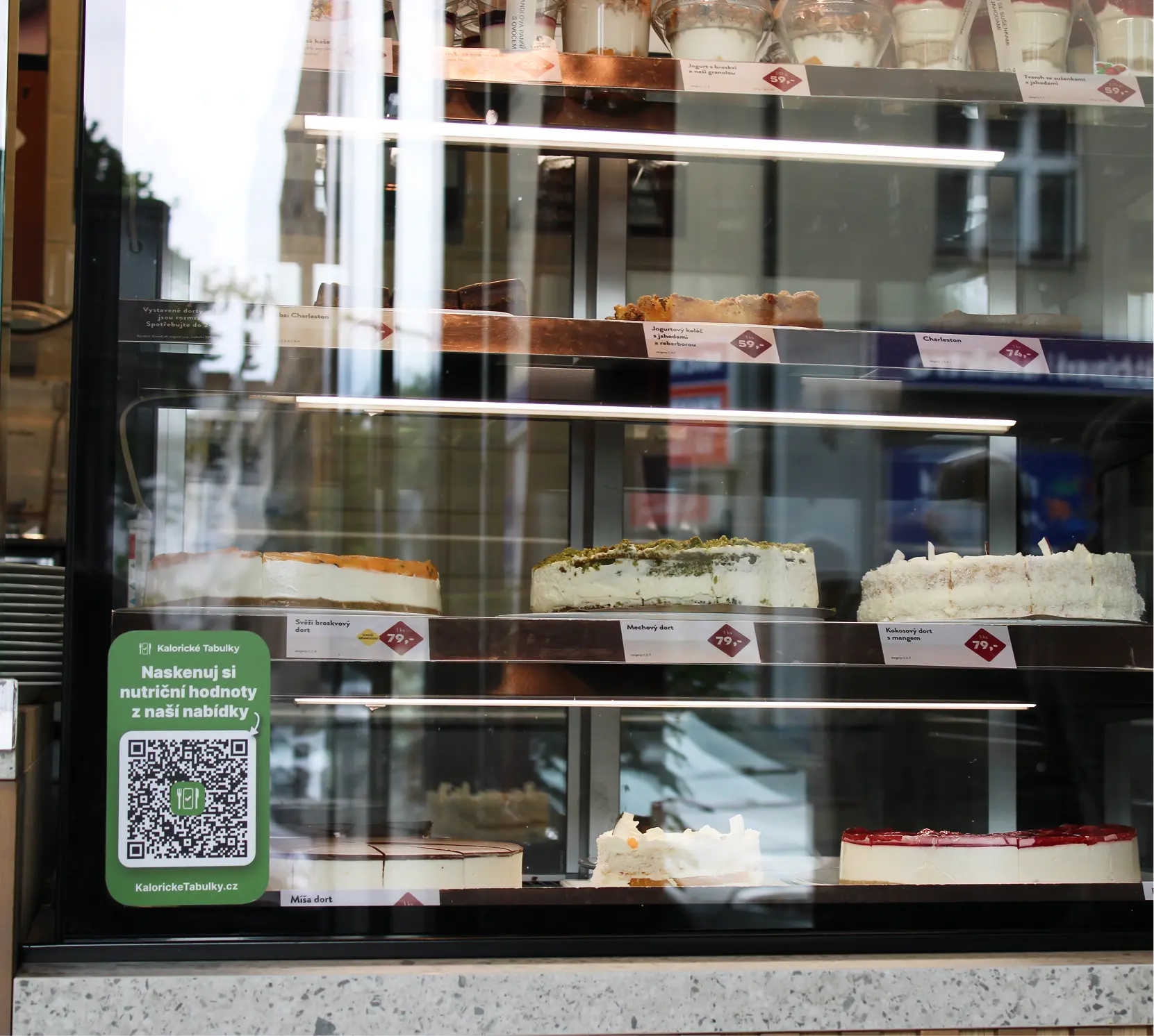 Ukázka prodejny a nalepeného QR kódu pro použití aplikace Kalorických Tabulek