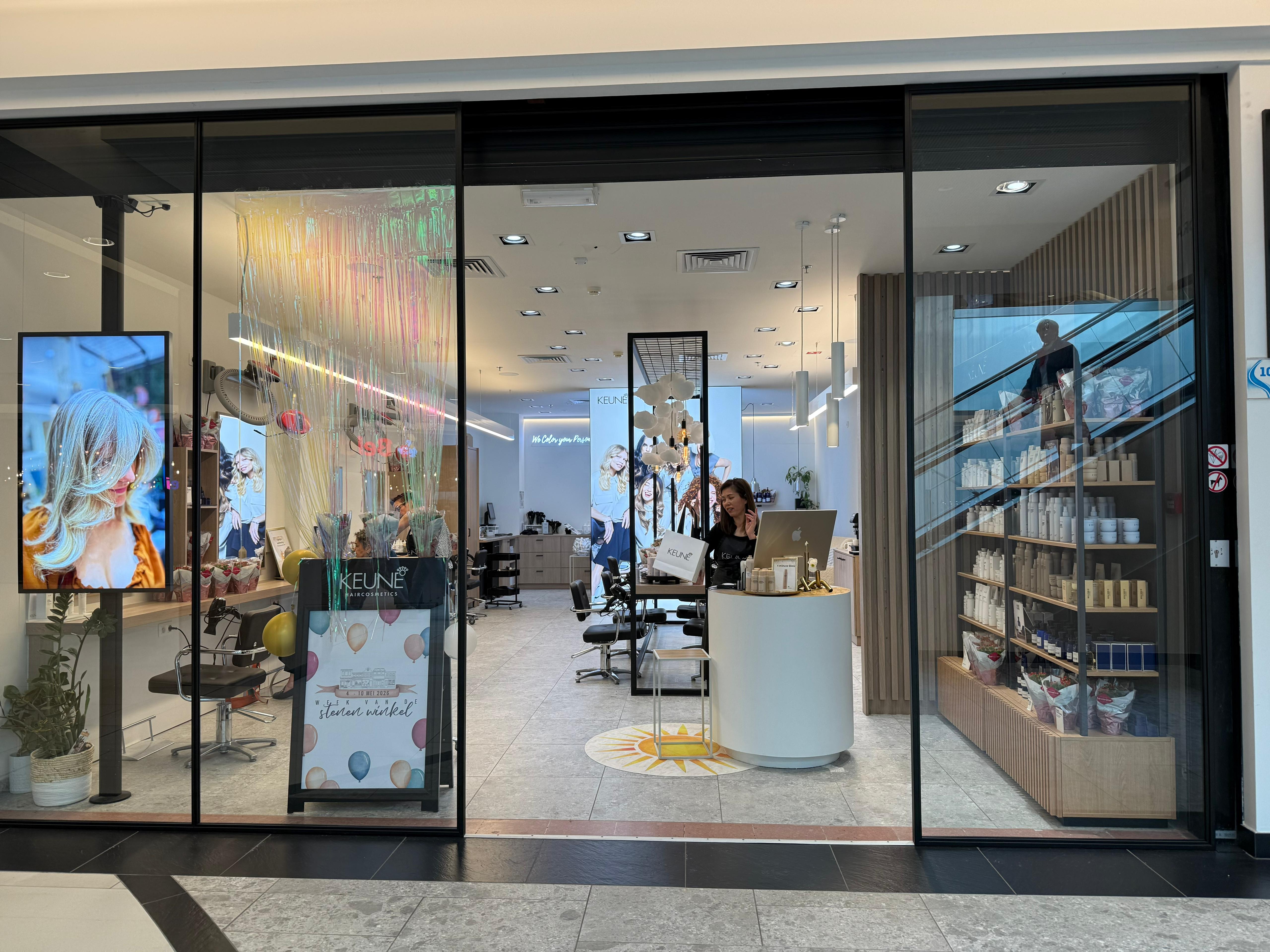 Wanneer een kapsalon voelt als thuiskomen - Week van de Stenen Winkel bij RedSalon Wijnegem