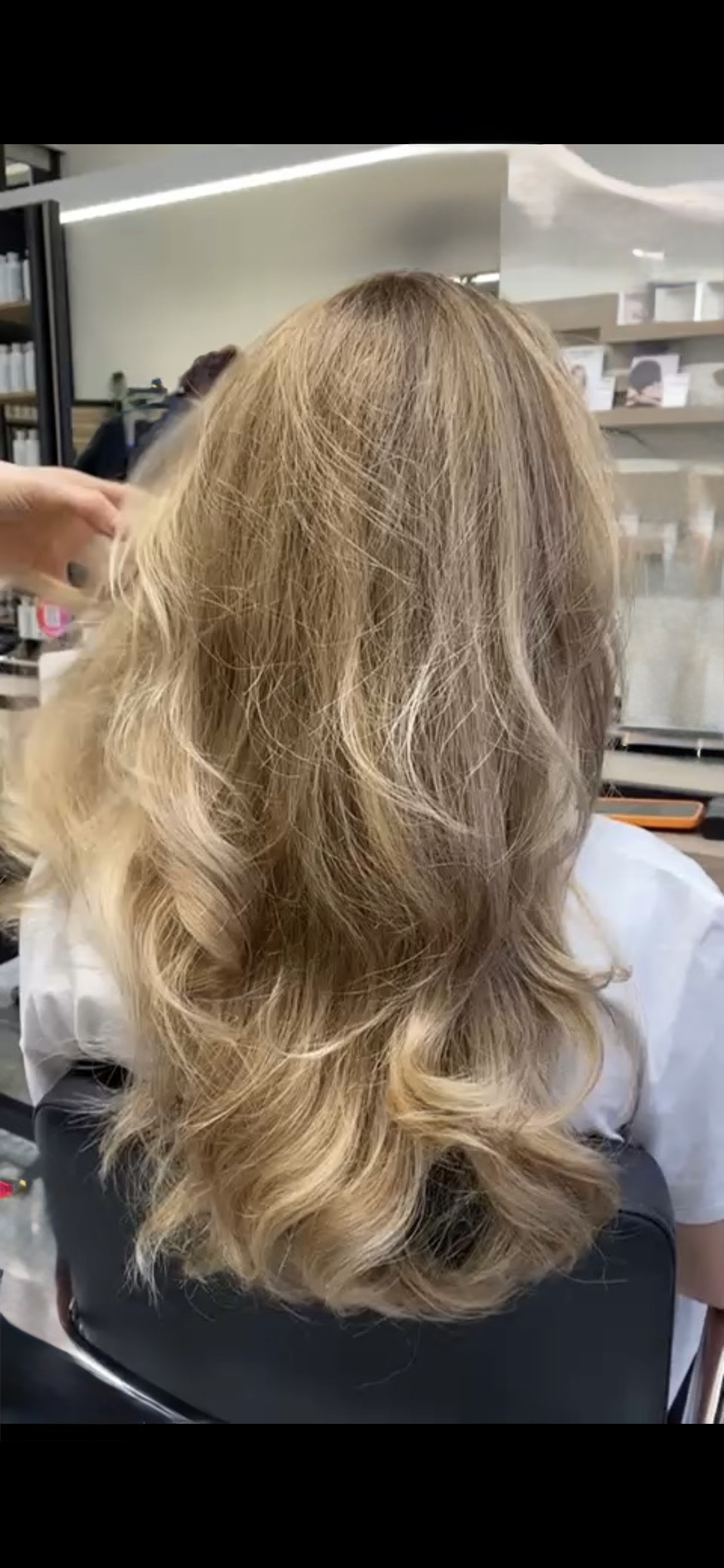 Blonde lokken zonder uitgroei door Red Salon Wijnegem