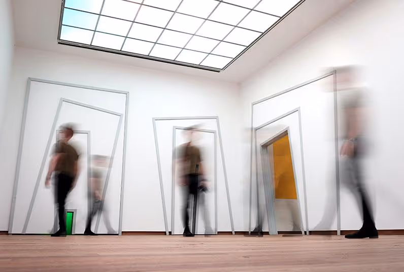 mensen lopen door een expositie zaal