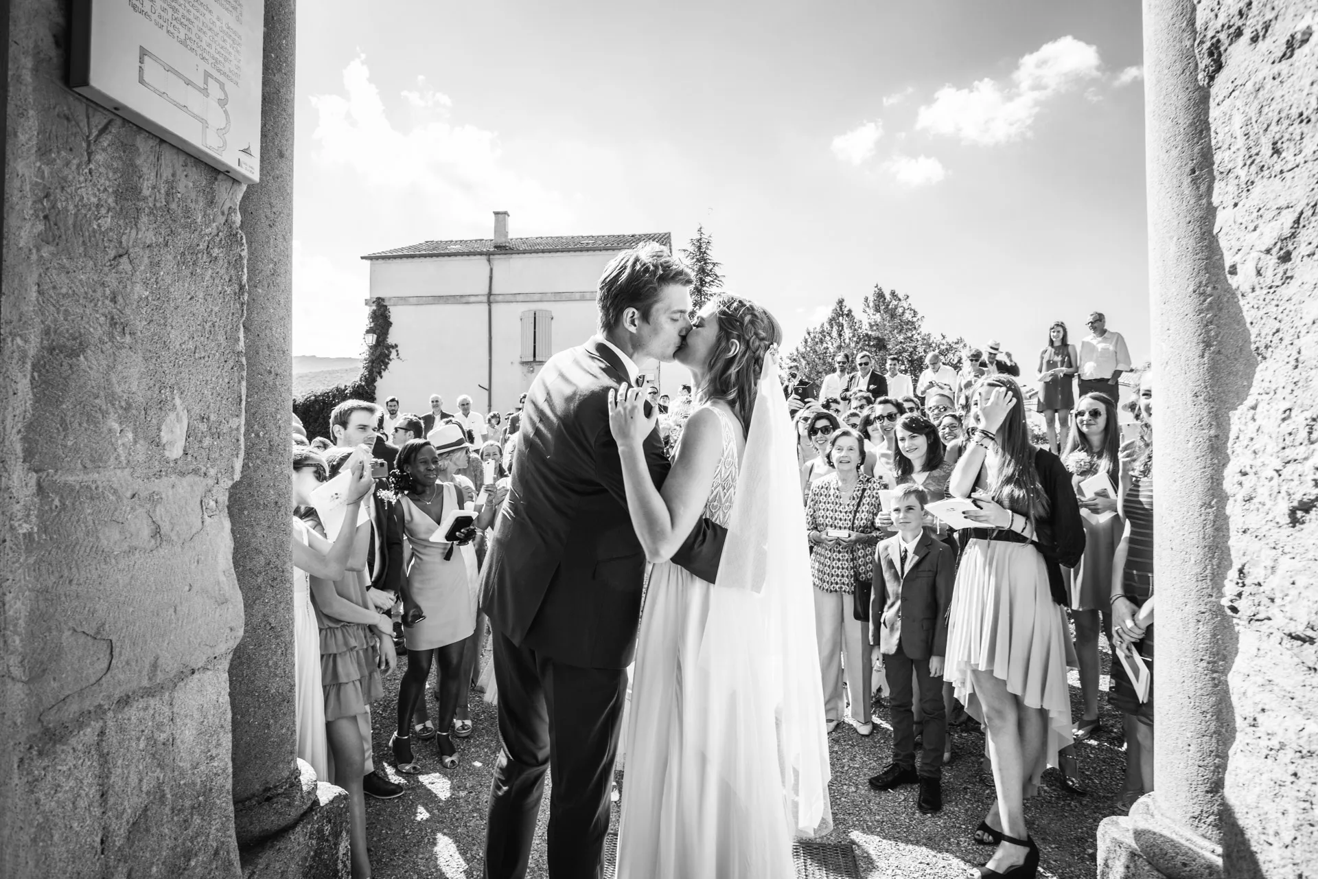 Reportage mariage Gordes — couple devant les paysages du Luberon