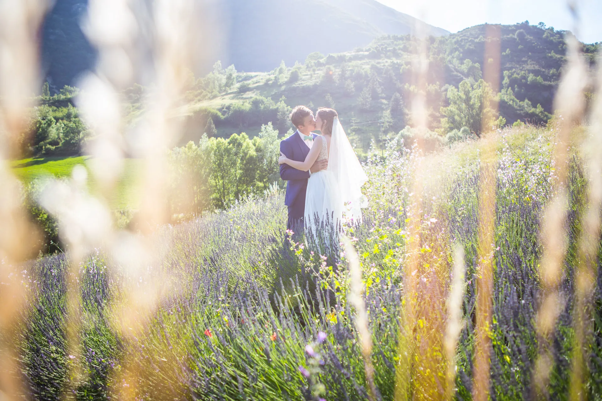 Photographe mariage haut de gamme en Drôme — champs & villages