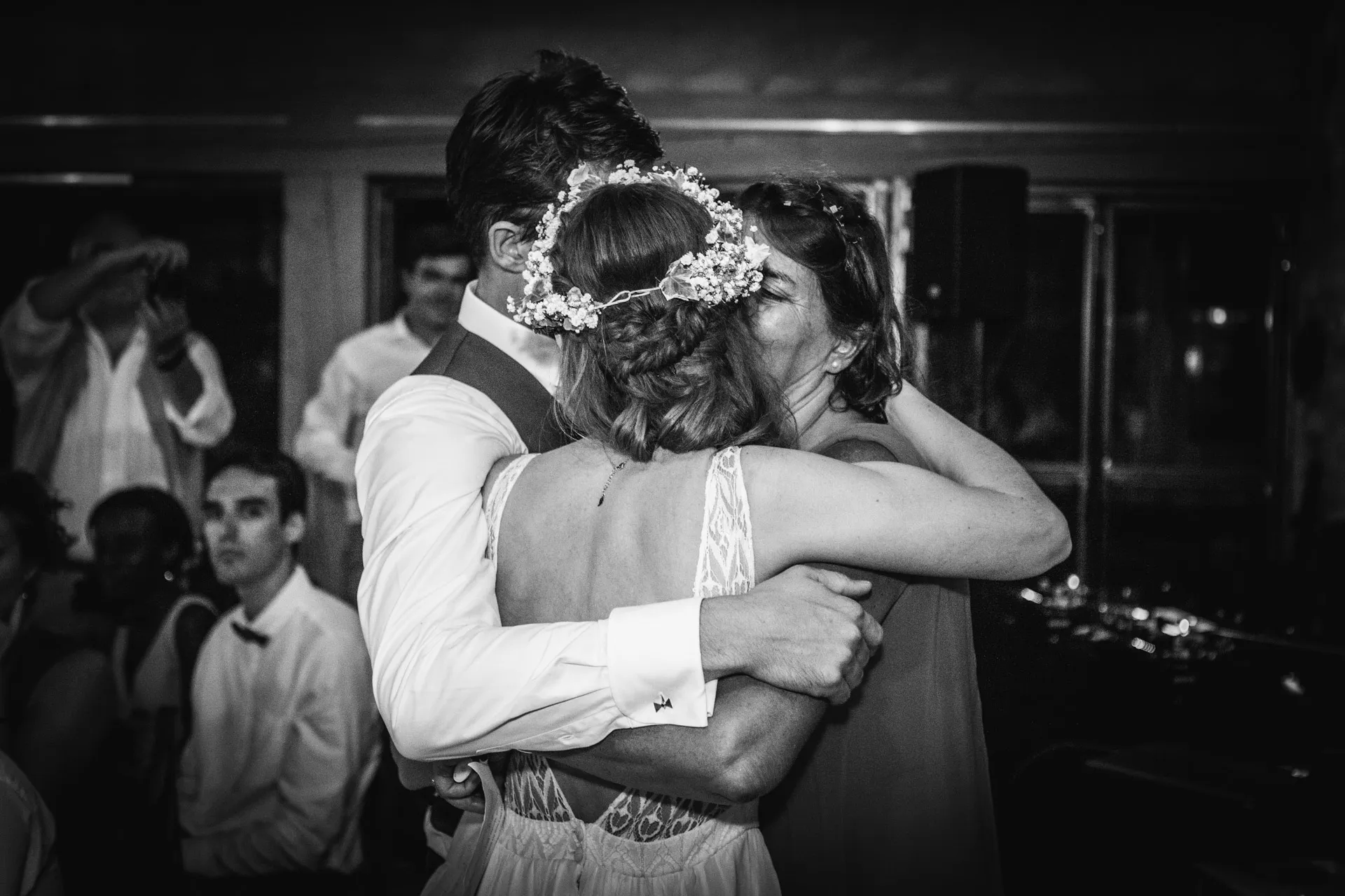 Mariage raffiné en Corse — mariée élégante et décor floral