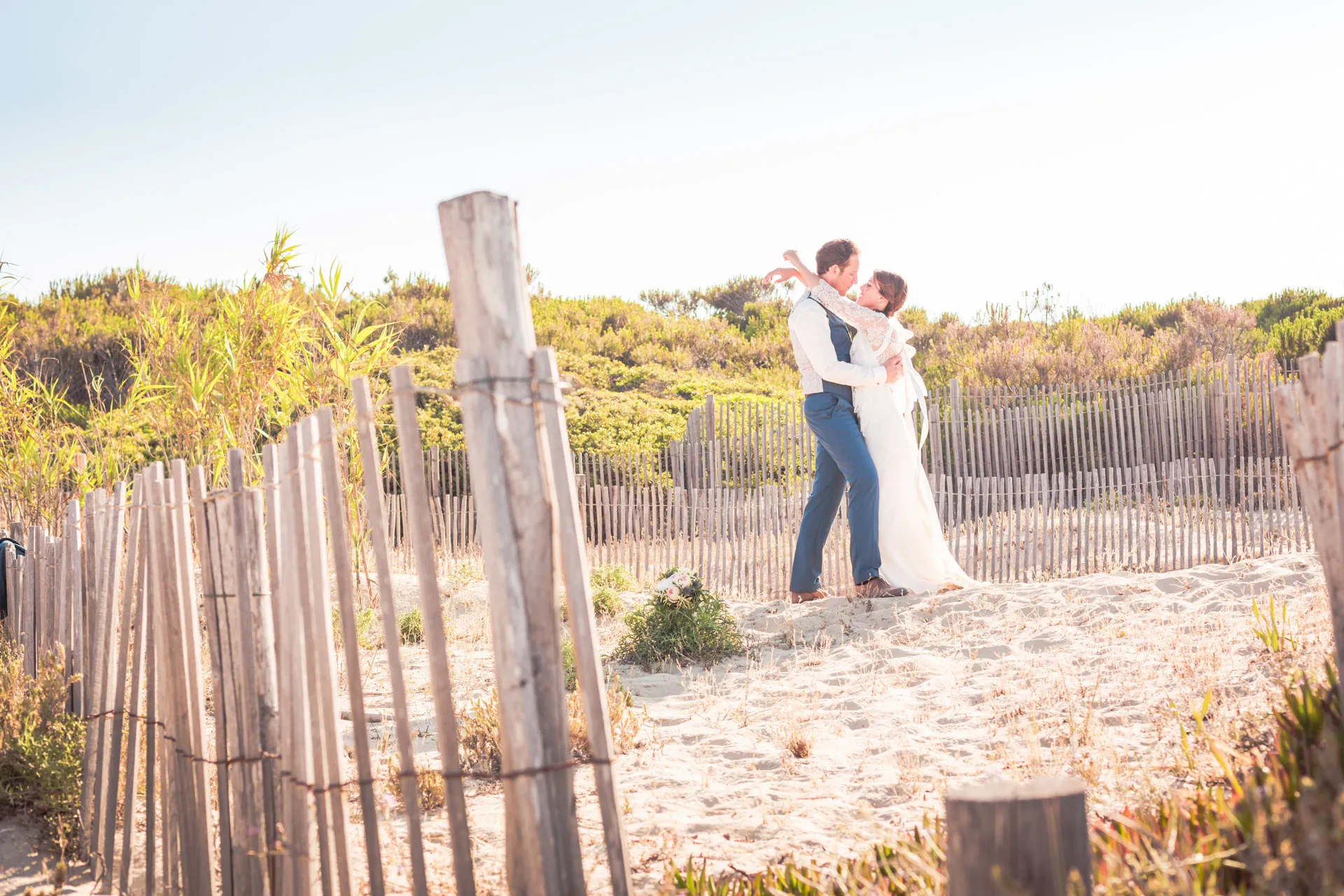 Détails de mariage chic Ramatuelle — décoration et accessoires