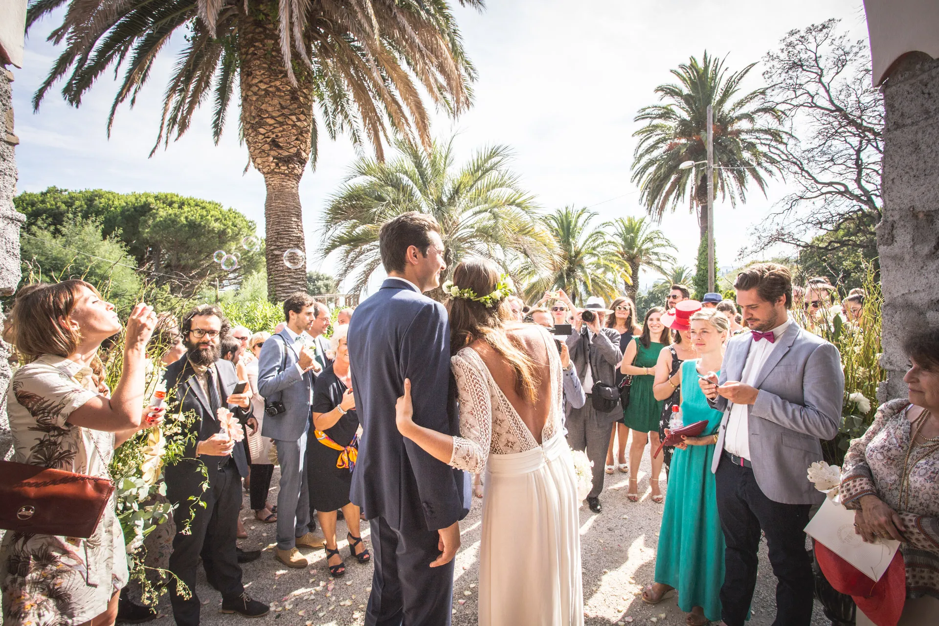 Mariée sur la plage des Jumeaux à Ramatuelle — cocktail les pieds dans le sable