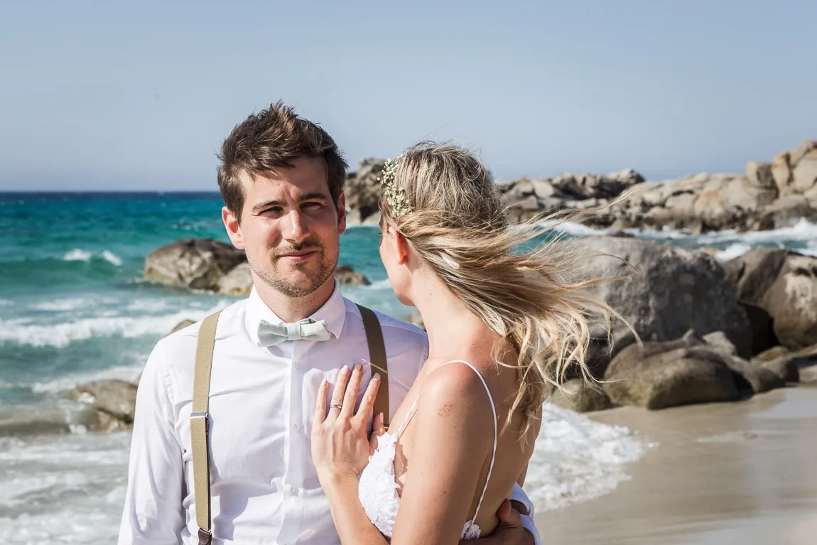 Photographe mariage Corse — instant d’émotion entre mariés face à la mer
