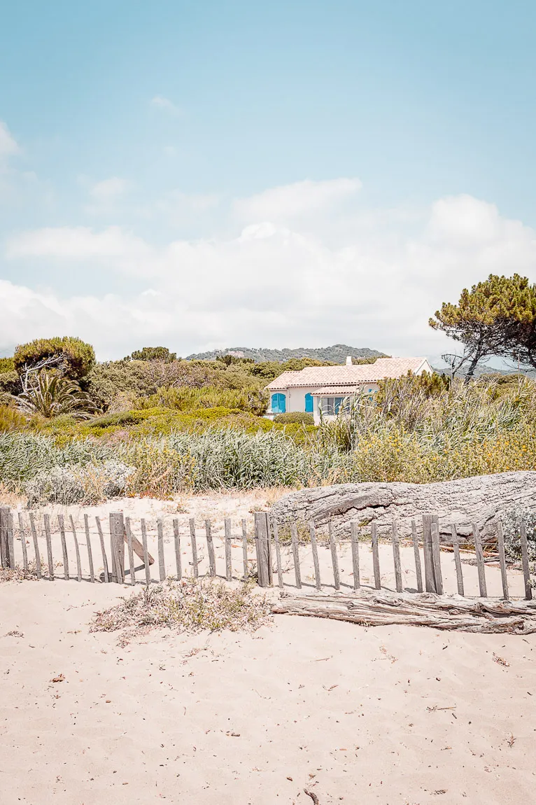 Mariage payotte sur une plage Corse