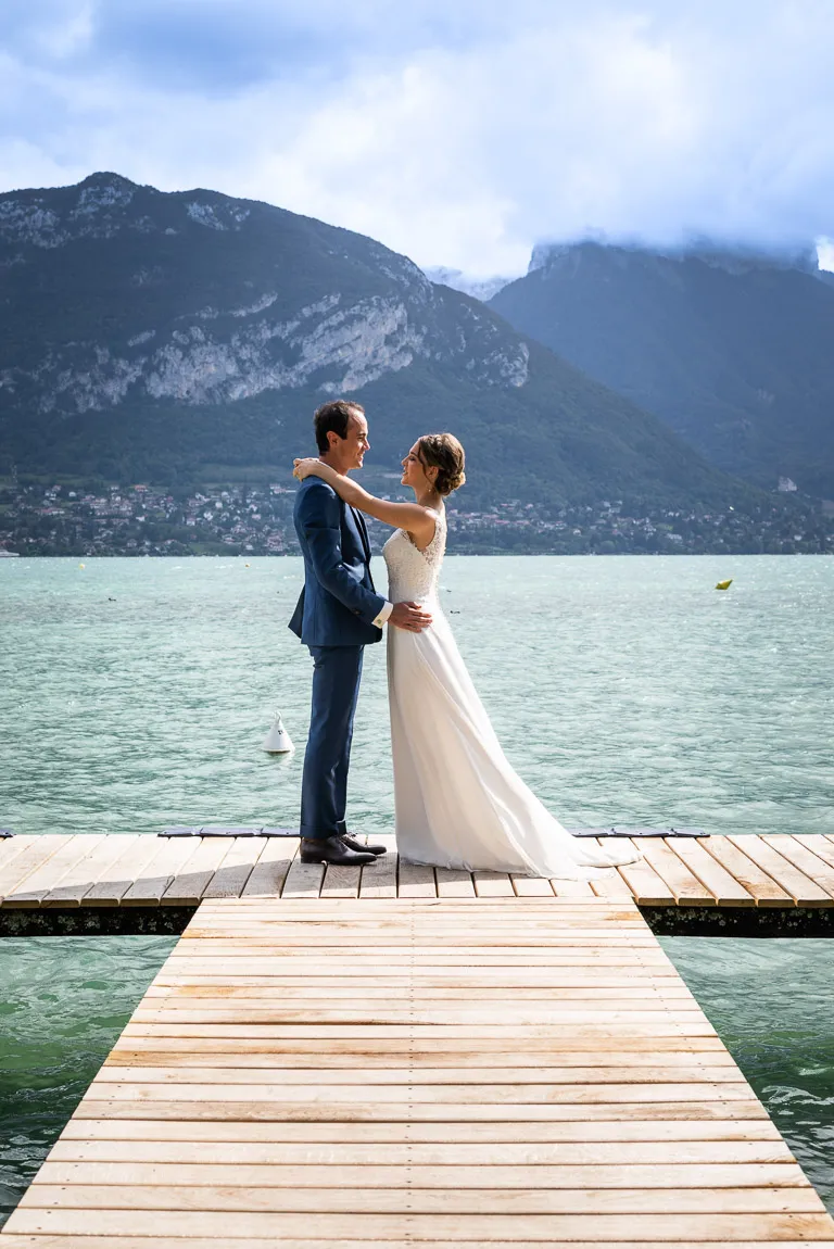 Photographe mariage Annecy — cérémonie élégante face aux montagnes