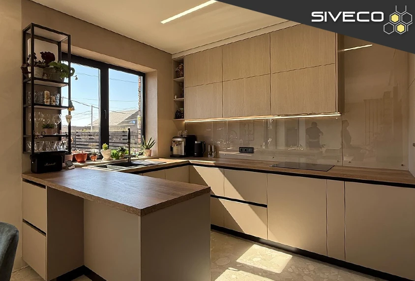 Сучасна кухня з півостровом: поєднання матового бежу та дерева