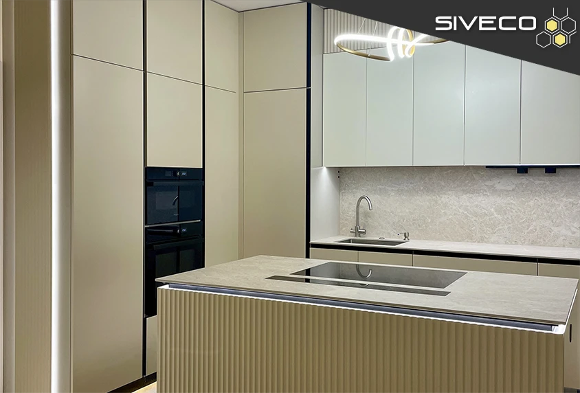 Естетика світла: дизайнерська кухня з «парящим» островом та вітриною