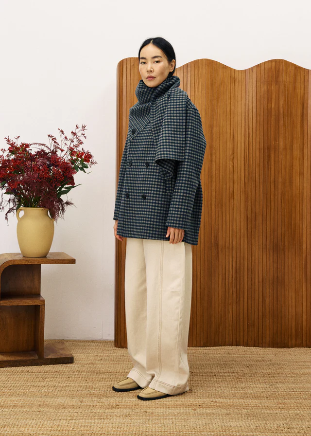 Manteau écharpe carreaux tendance automne 2025