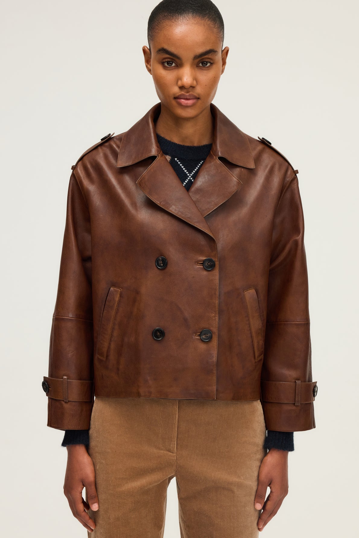Trench court cuir tendance automne 2025