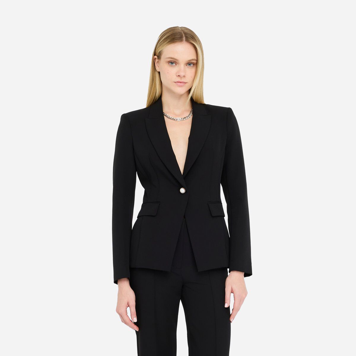 Blazer noir cintré tendance automne 2025