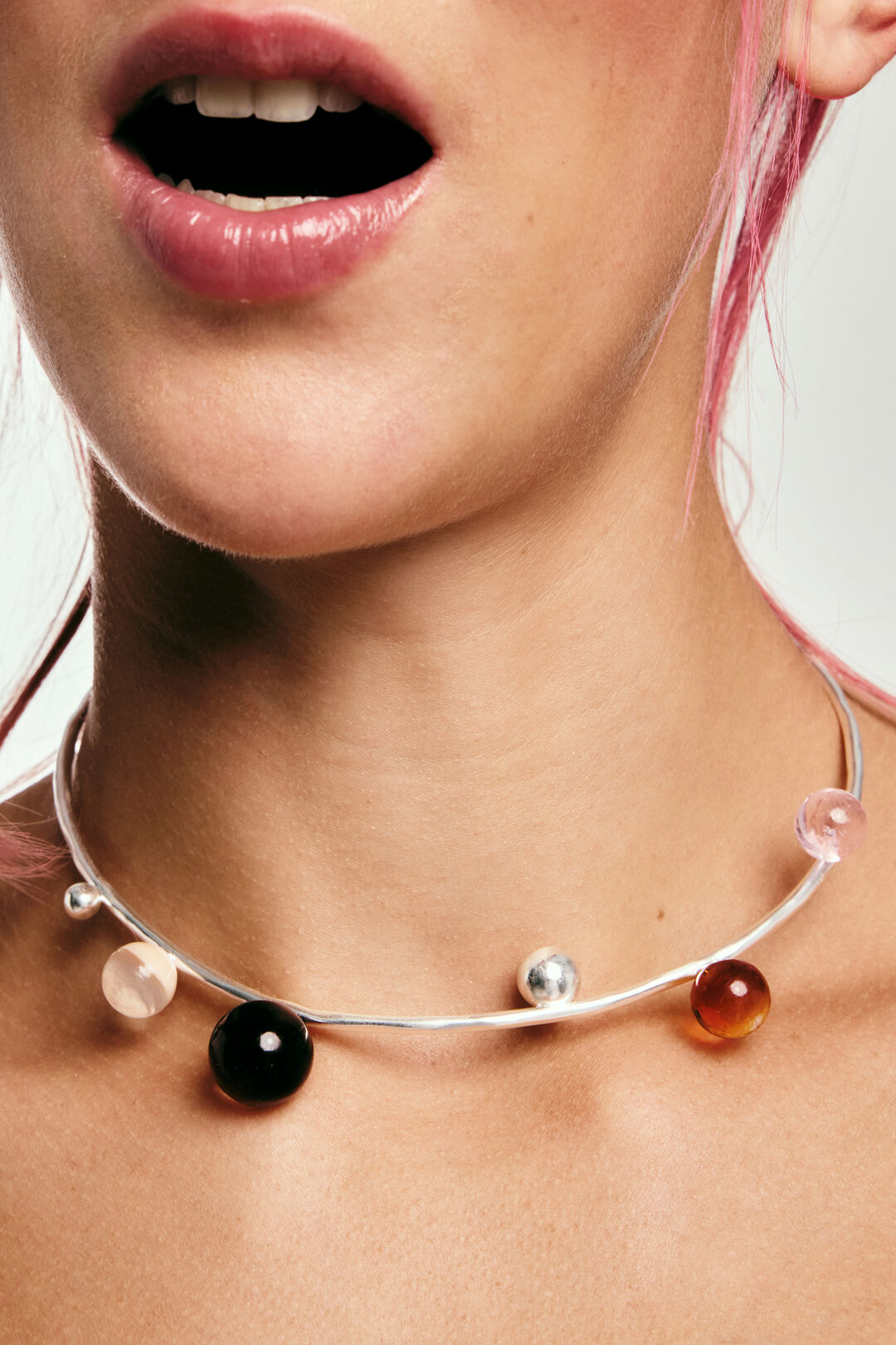 Colorful pearl necklace: trendy summer jewelry for 2026