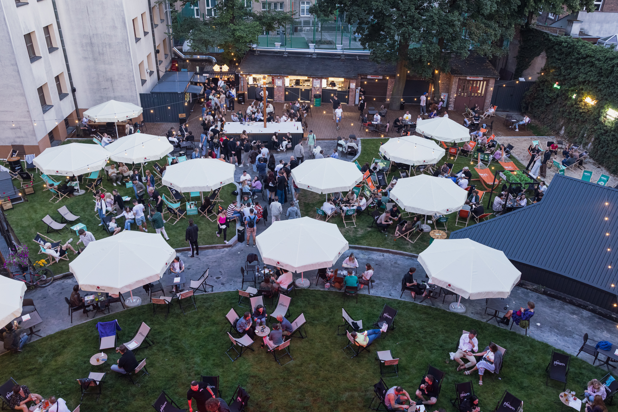 Free Happy multiethnic friends with burgers taking selfie near food truck Stock Photo