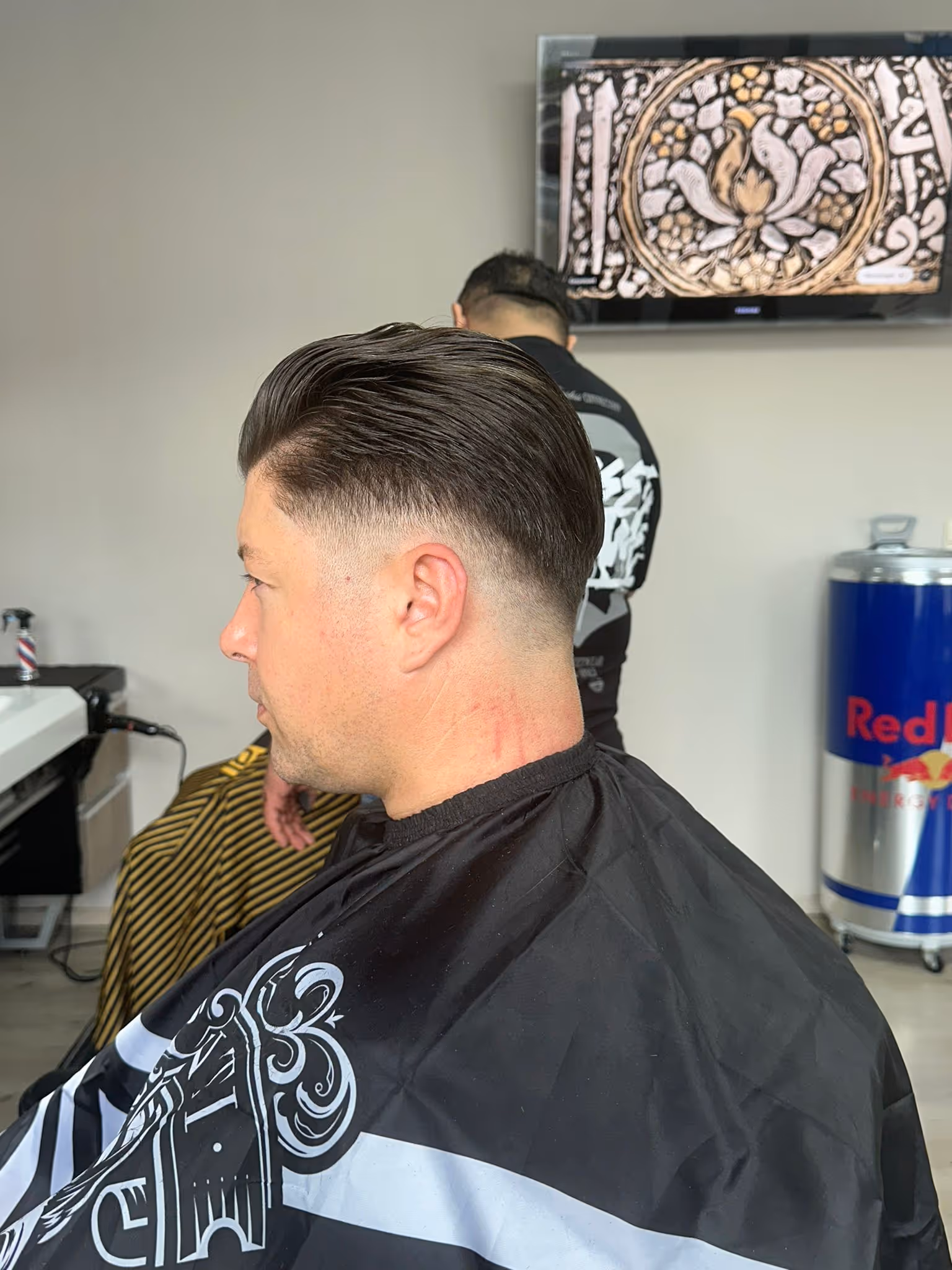 Bild eines Kunden nach Haarschnitt von der Seite