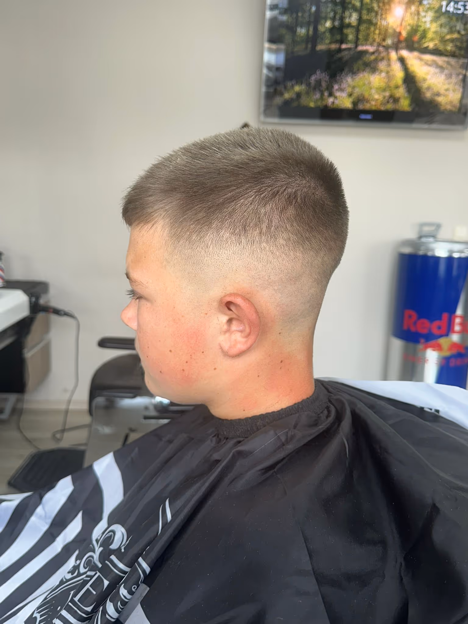 Bild eines Kunden nach Haarschnitt von der Seite