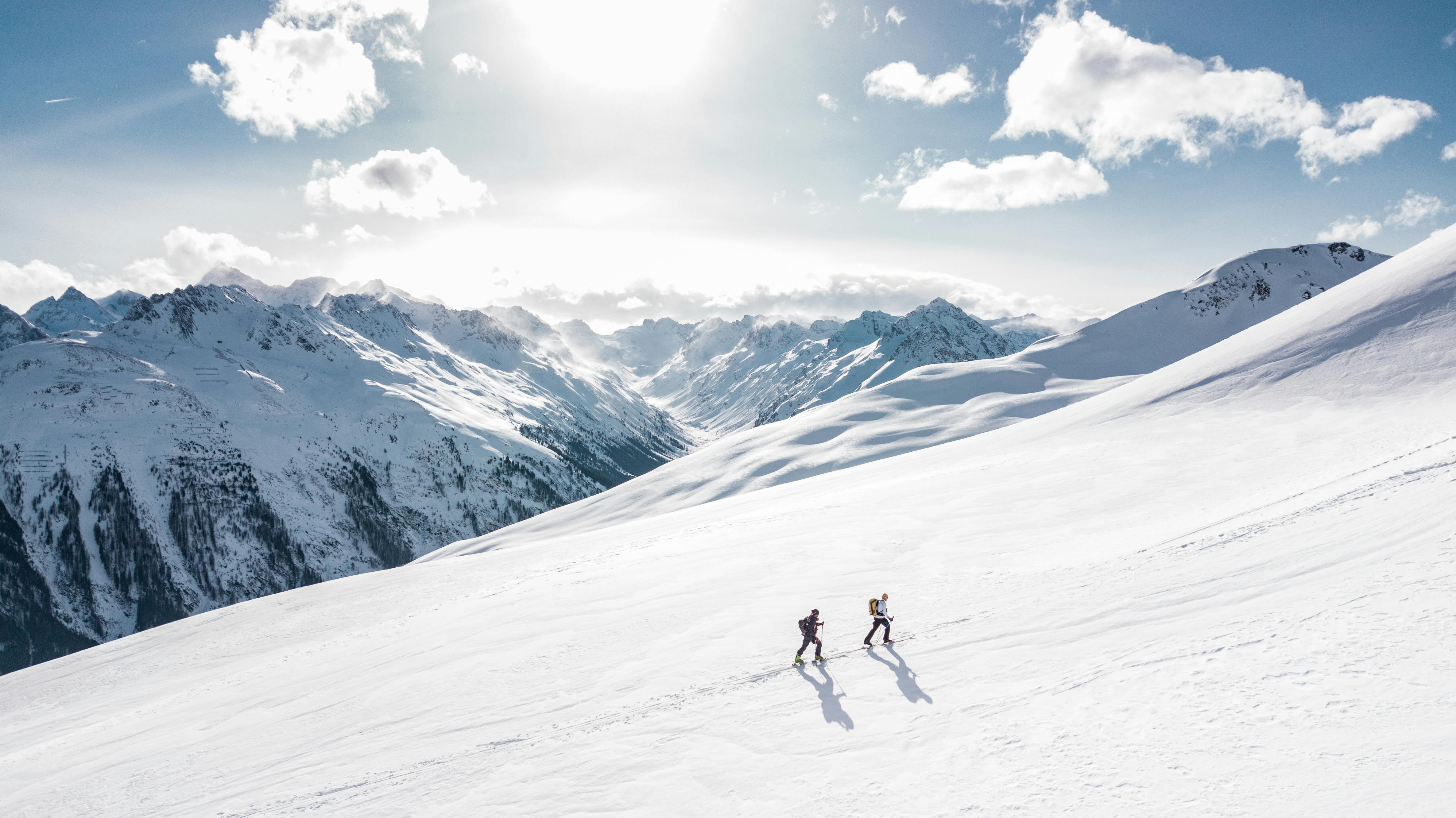 Deux alpinistes gravissant une pente enneigée, symbole du Pack Ascension et de la progression business.