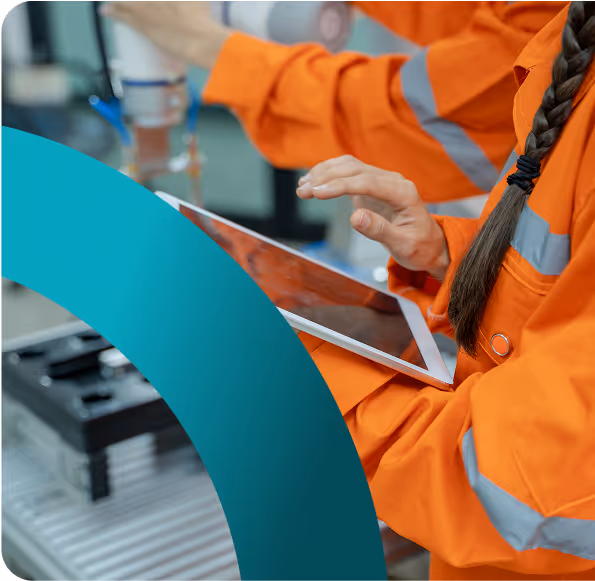 Operai che controllano i processi da un tablet.