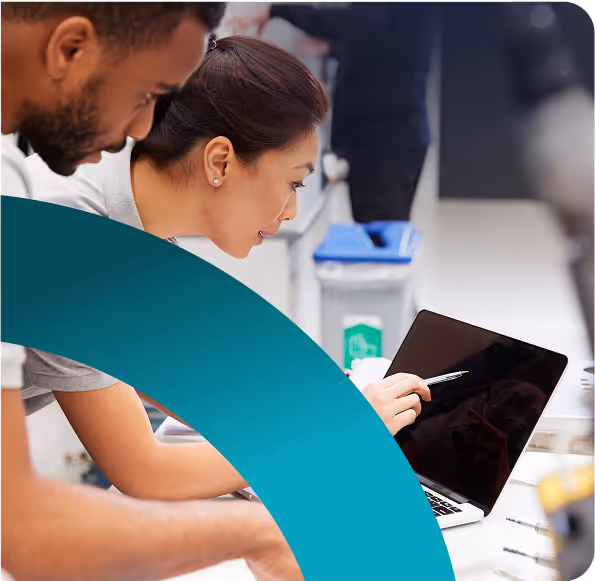 Ingegneri che collaborano davanti ad un laptop.