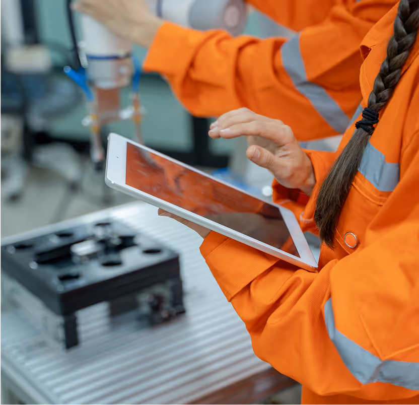 Operai che controllano i processi da un tablet.