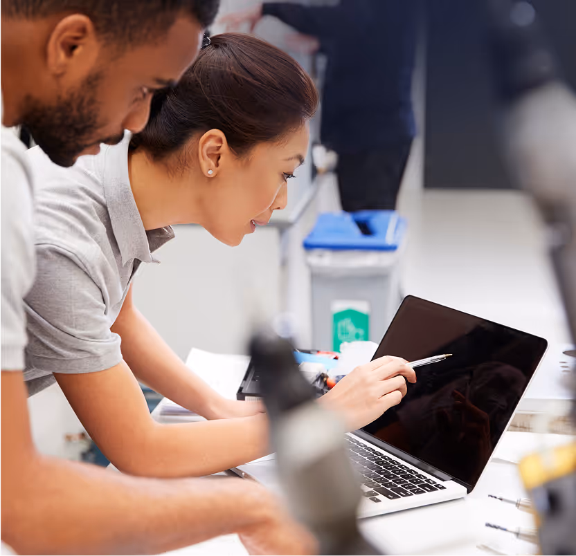 Ingegneri che collaborano davanti ad un laptop.