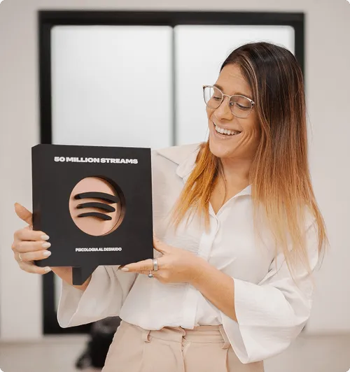 Licenciada Mammoliti junto al premio de Spotify