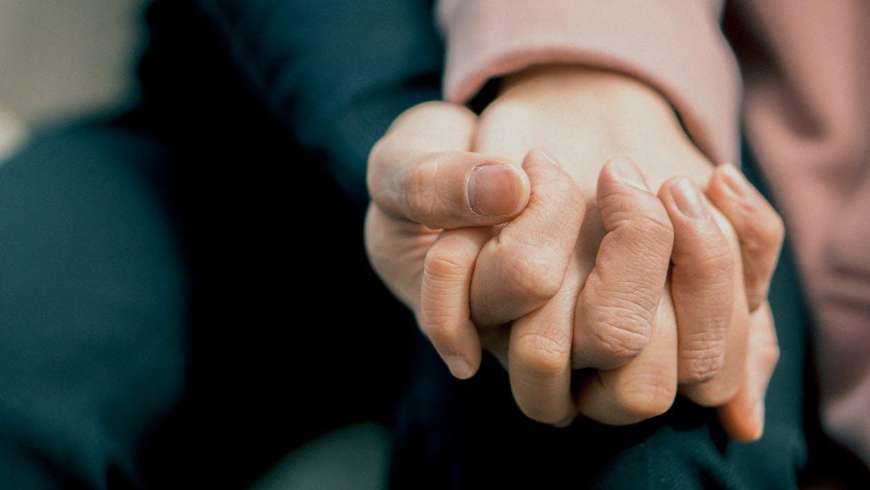 Gratis Foto De Tomados De La Mano Foto de stock