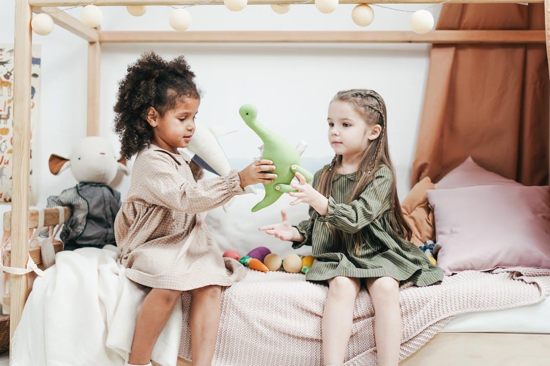 Gratis Hermanos Jugando A Juguetes De Peluche Verde Foto de stock