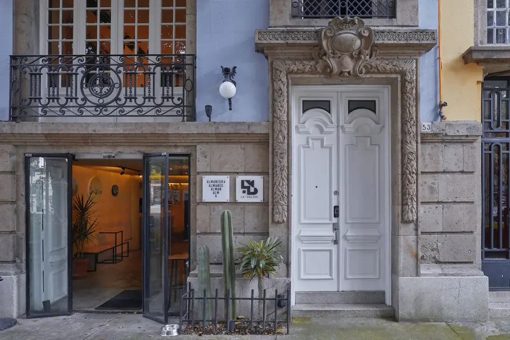 Street view image of the front doors of La Valise Hotel in the Roma neighborhood of Mexico City 