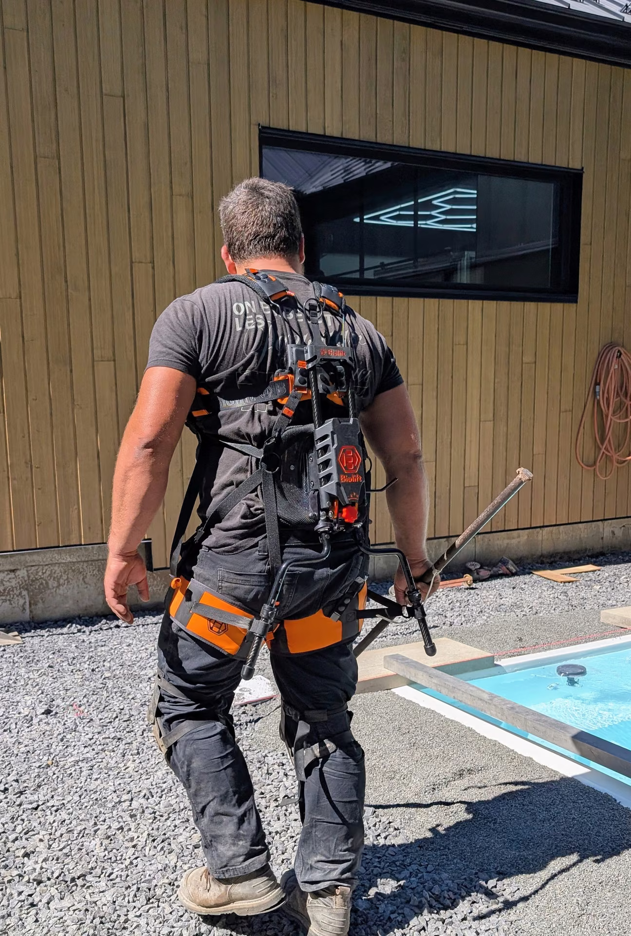 Paysagiste qui transporte une pince à dalles avec l'exosquelette Biolift Carbon