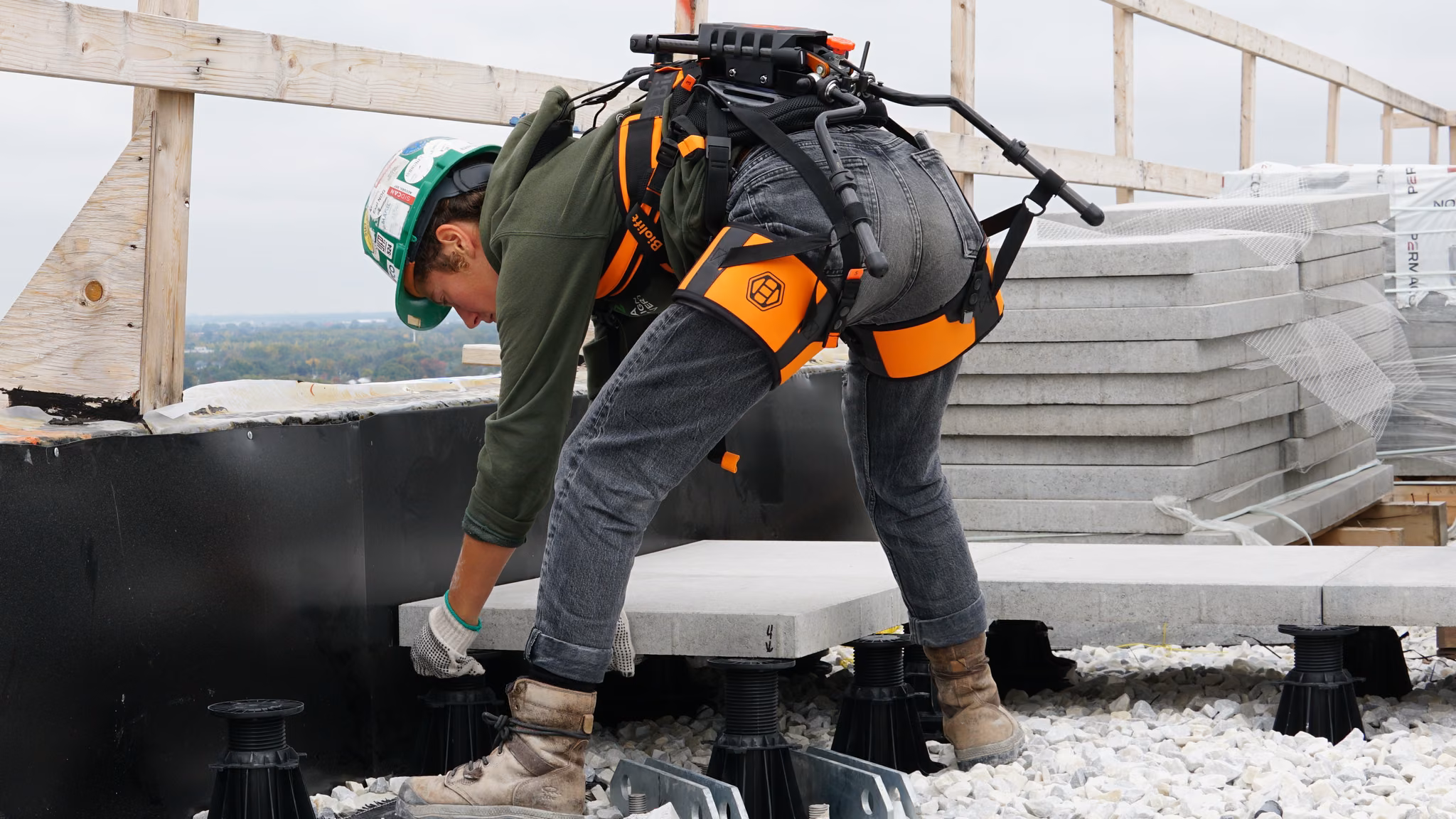 Pose d'une dalle sur plots, sur un toit-terrasse, avec l'exosquelette Biolift Carbon