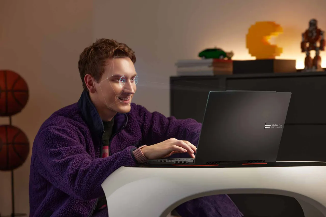 Guy's face is scanned to track eyes for good 3D projection