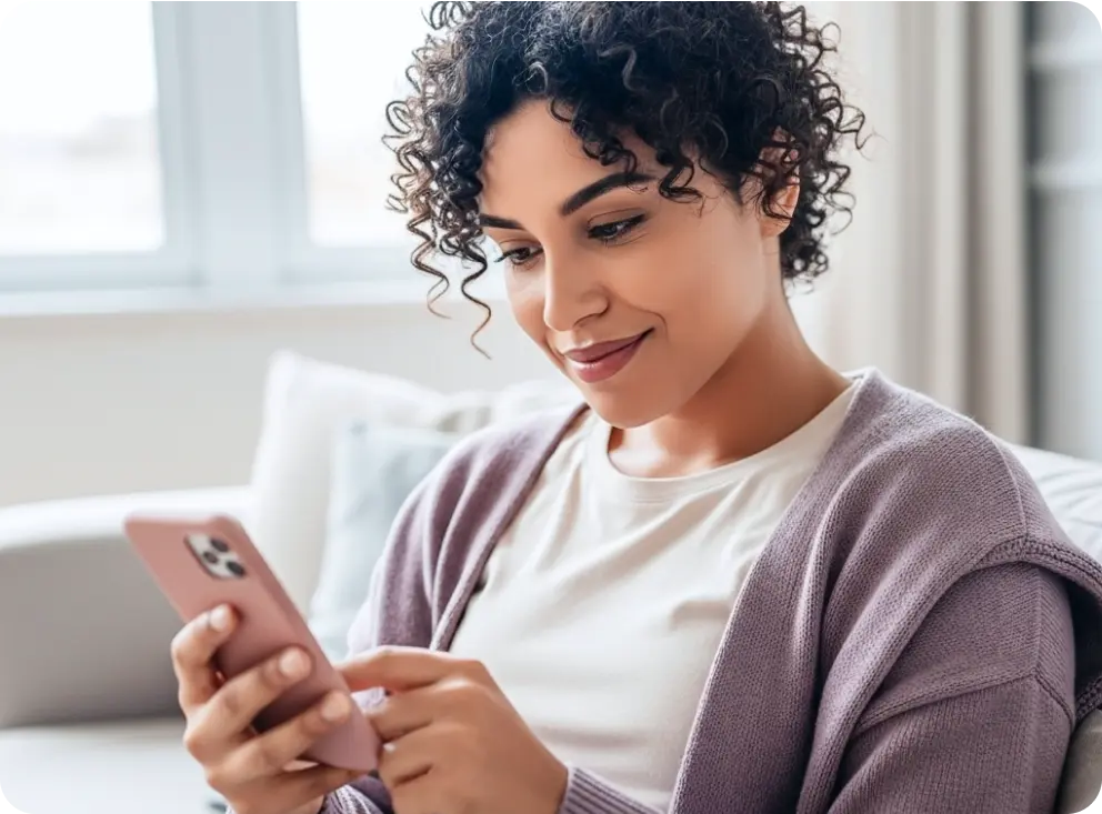 Cliente realizando processo de autenticação digital pelo smartphone com expressão positiva